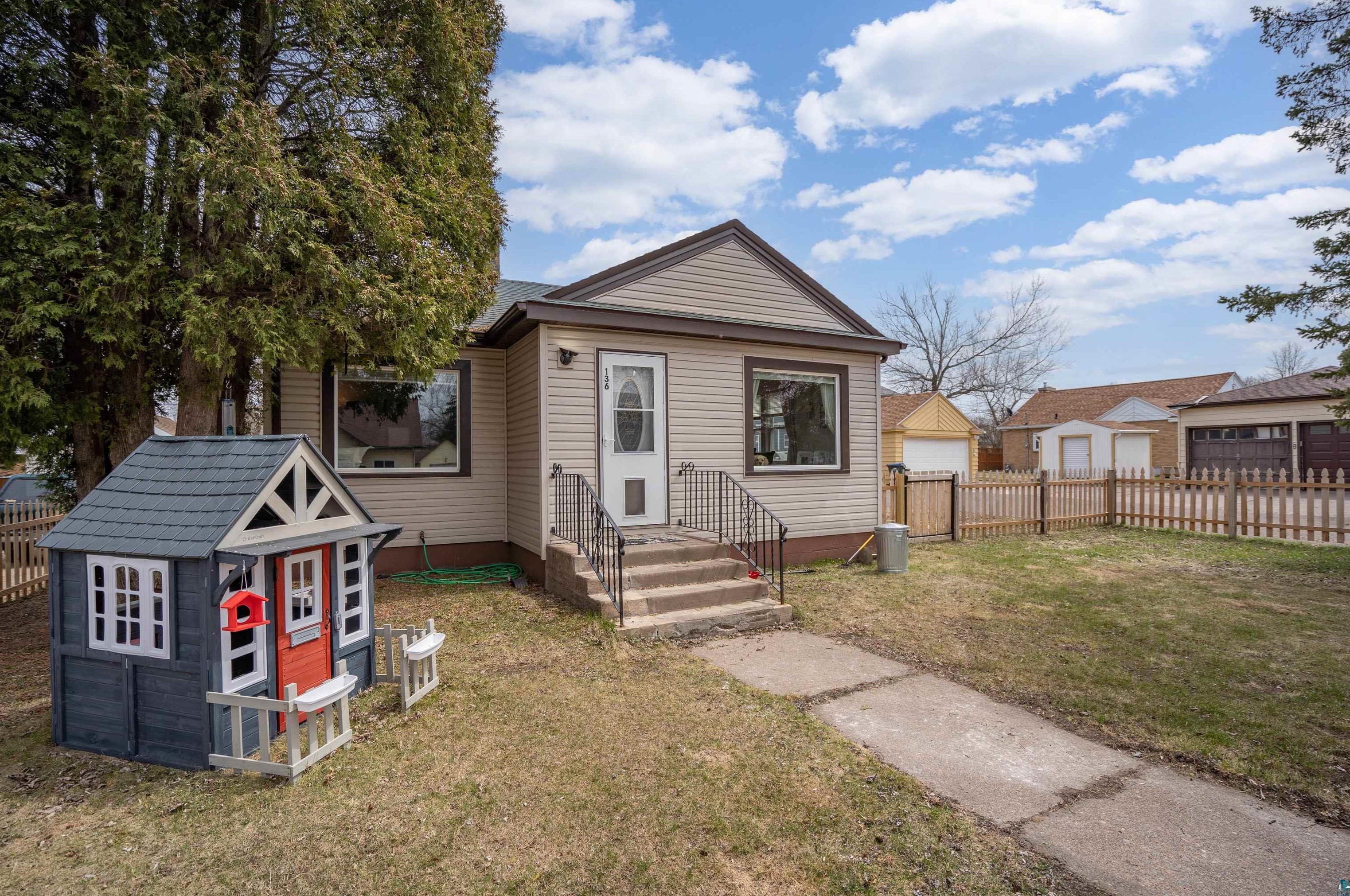 136 9th St, Scanlon, MN 55720
