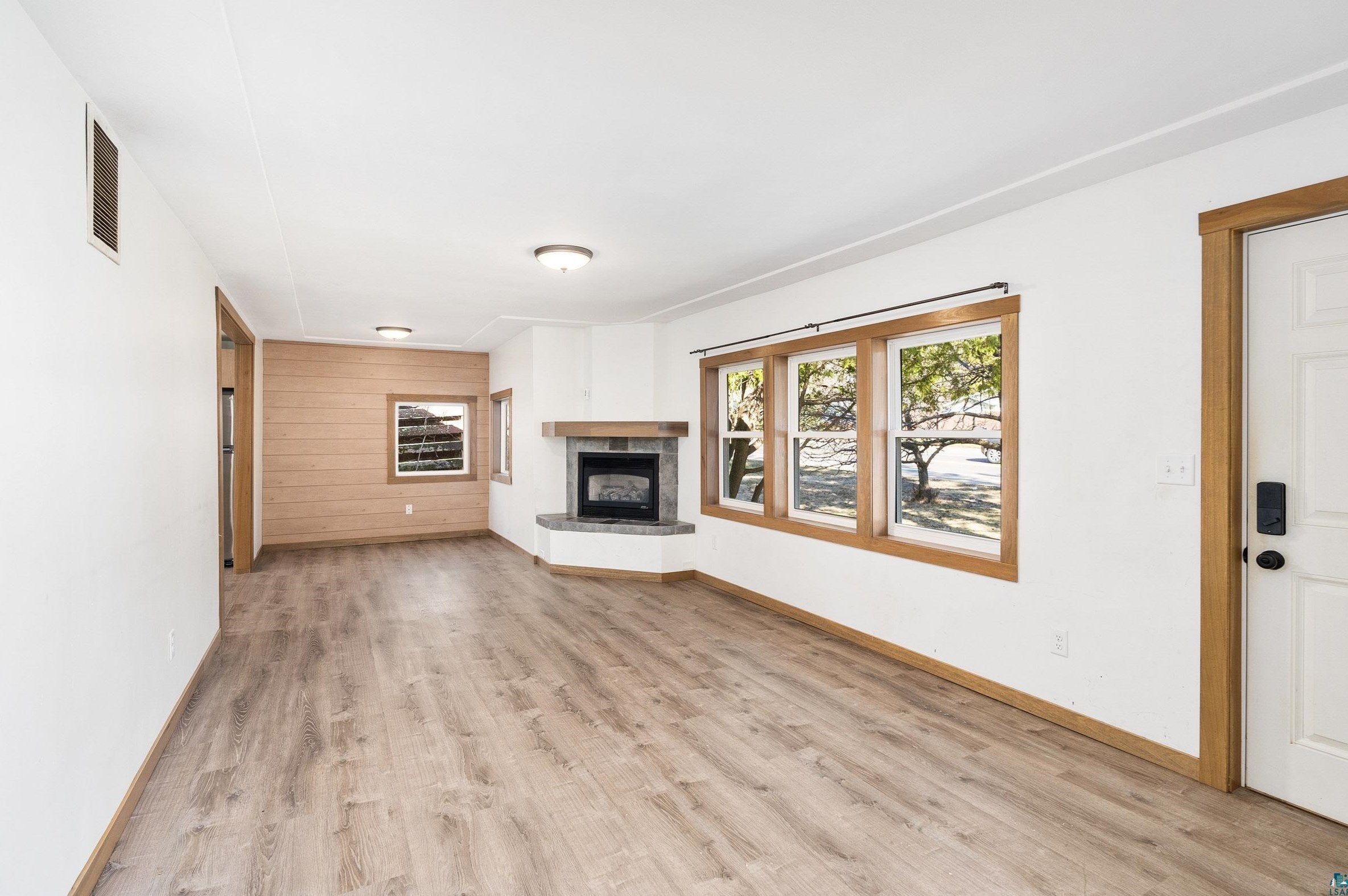 916 W Arrowhead Rd, Duluth, MN 55811