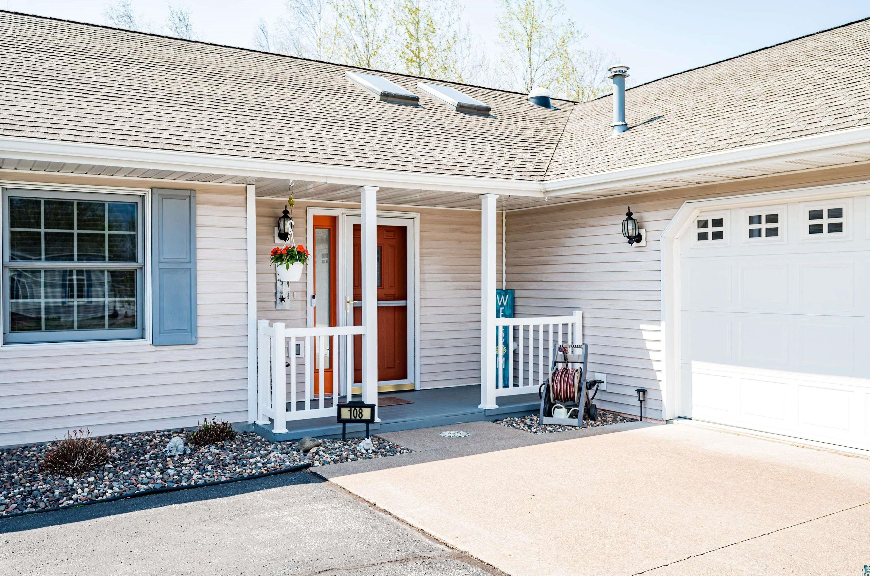 108 Parkwood Dr, Wrenshall, MN 55797