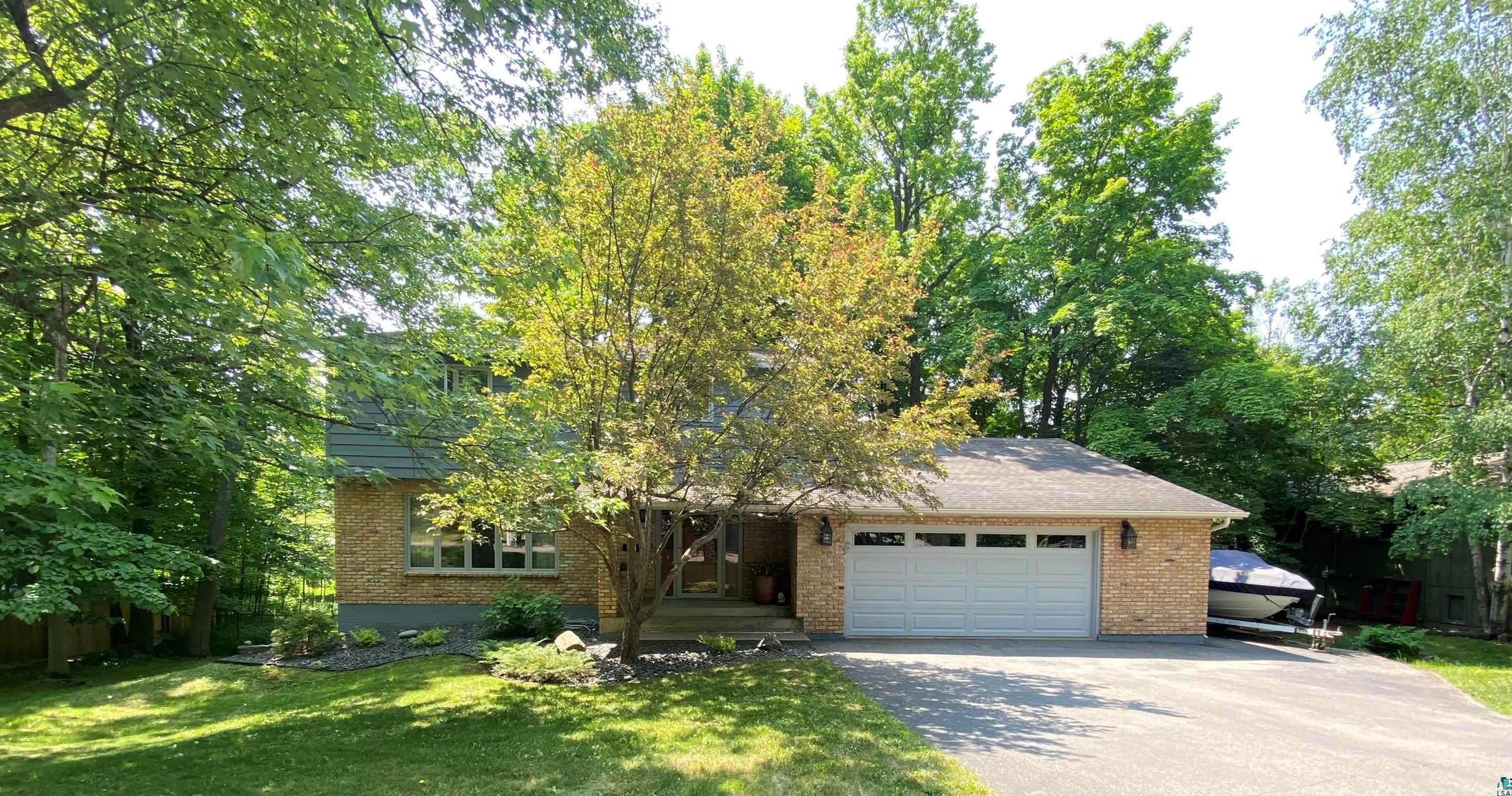 2152 Woodhaven Ln, Duluth, MN 55803