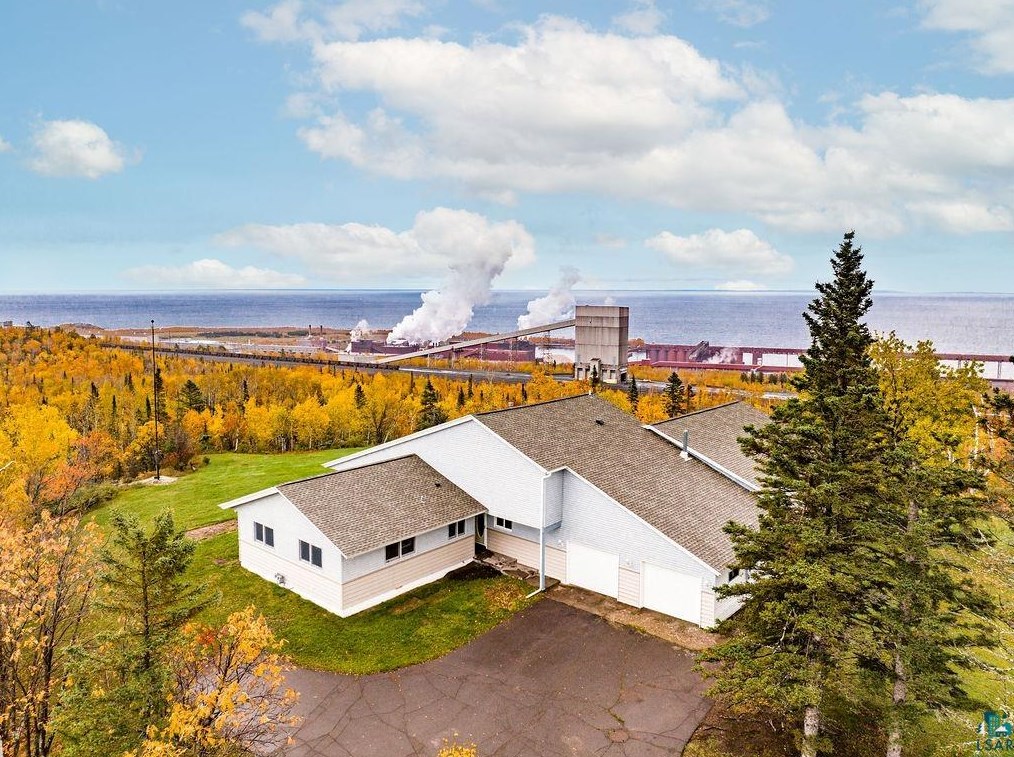 1 Kent Ln, Silver Bay, MN 55614