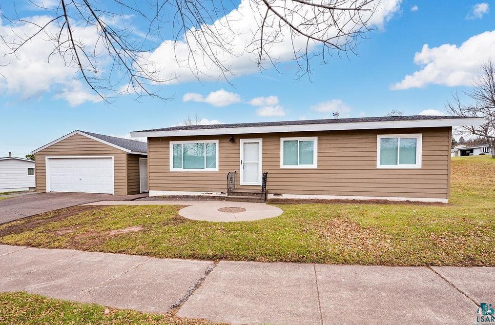 15 Law Dr, Silver Bay, MN 55614