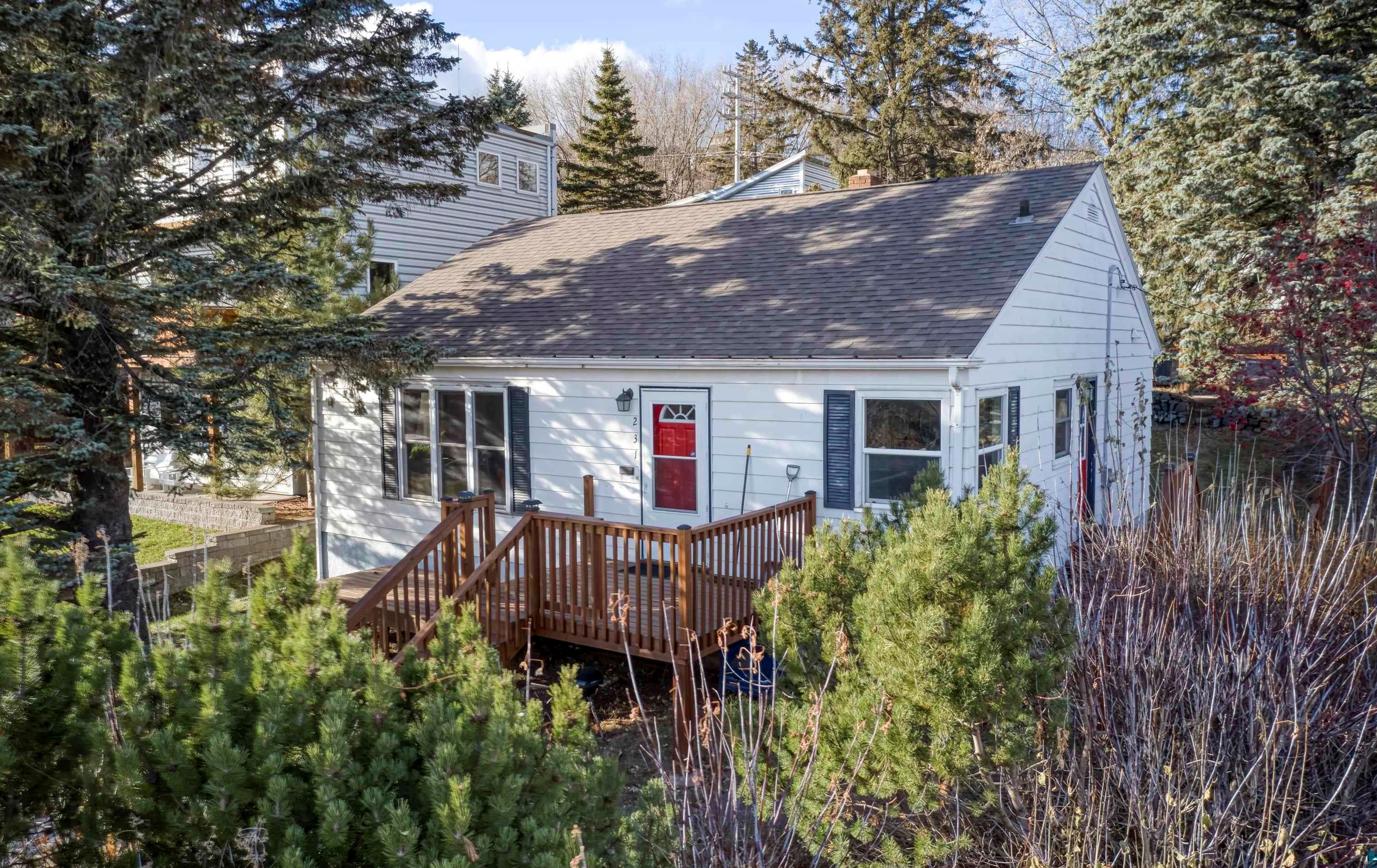 231 7th St, Duluth, MN 55810
