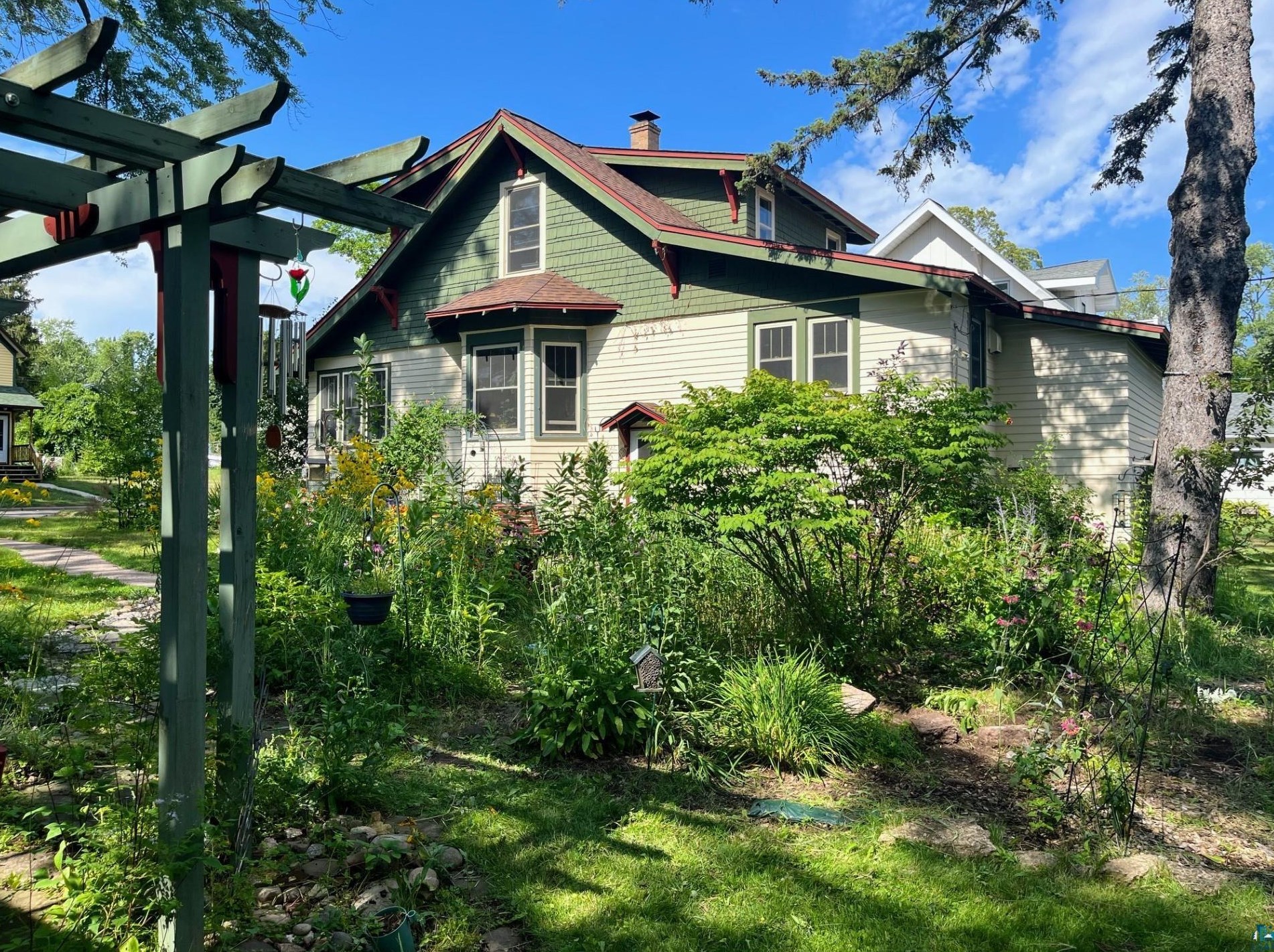 12 4th St, Washburn, WI 54891-9457