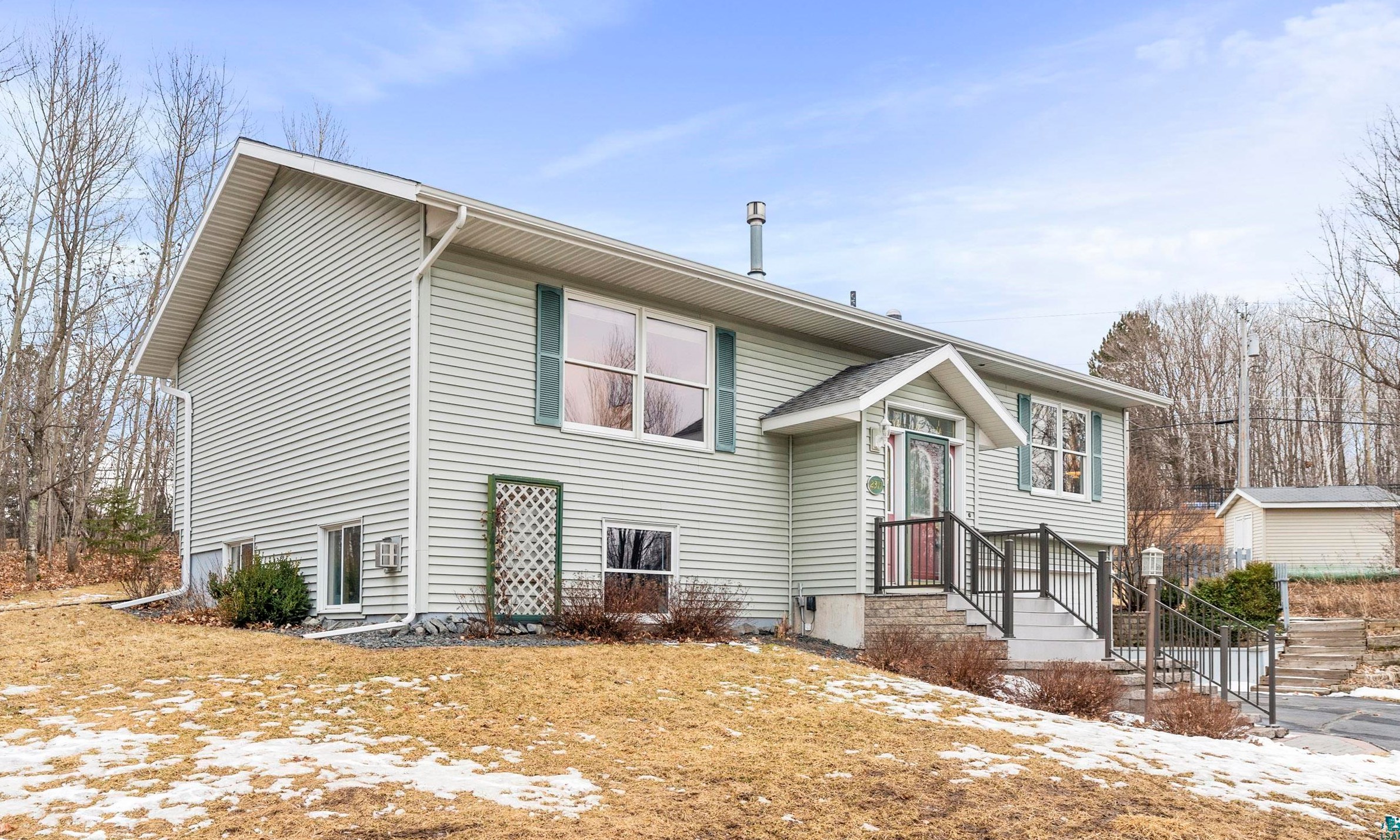 2311 Portage Dr, Duluth MN  55811-5802 exterior