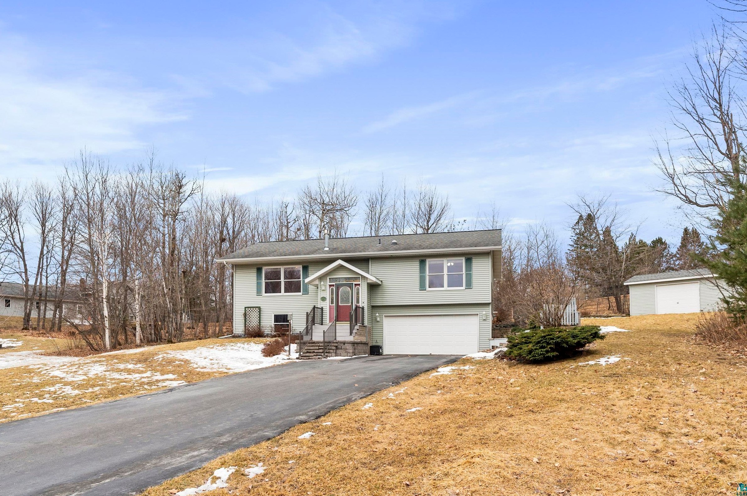 2311 Portage Dr, Duluth MN  55811-5802 exterior