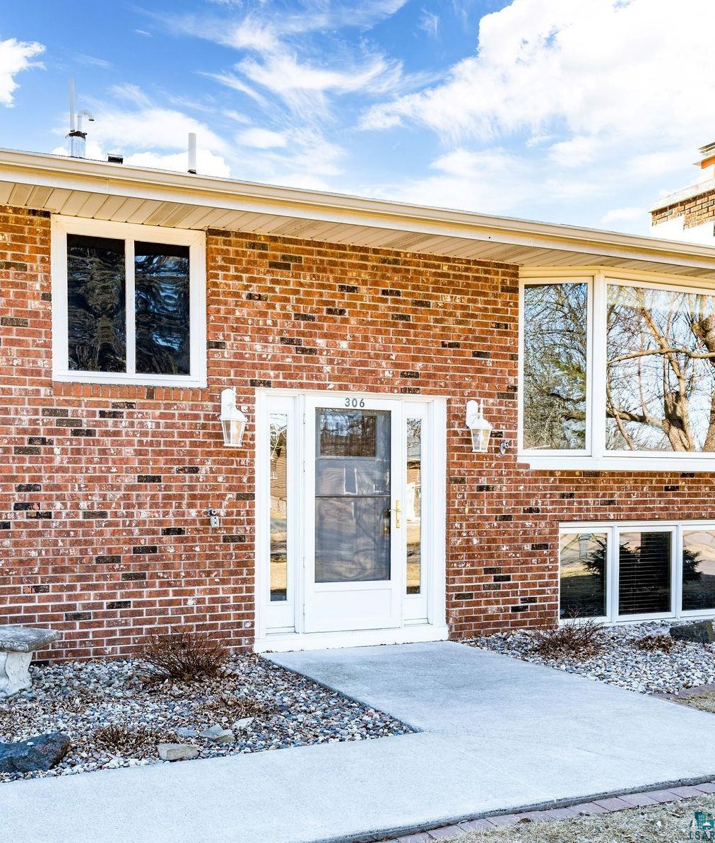 306 Rainbow St, Duluth, MN 55811-2046