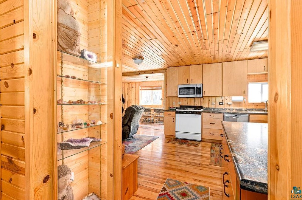 2619 Cedar Wolf Trl, Two Harbors MN  55616-4012 exterior