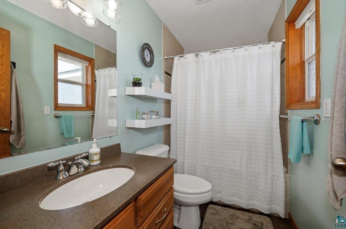 425 Clark Ct, Duluth MN 55811-5001 exterior