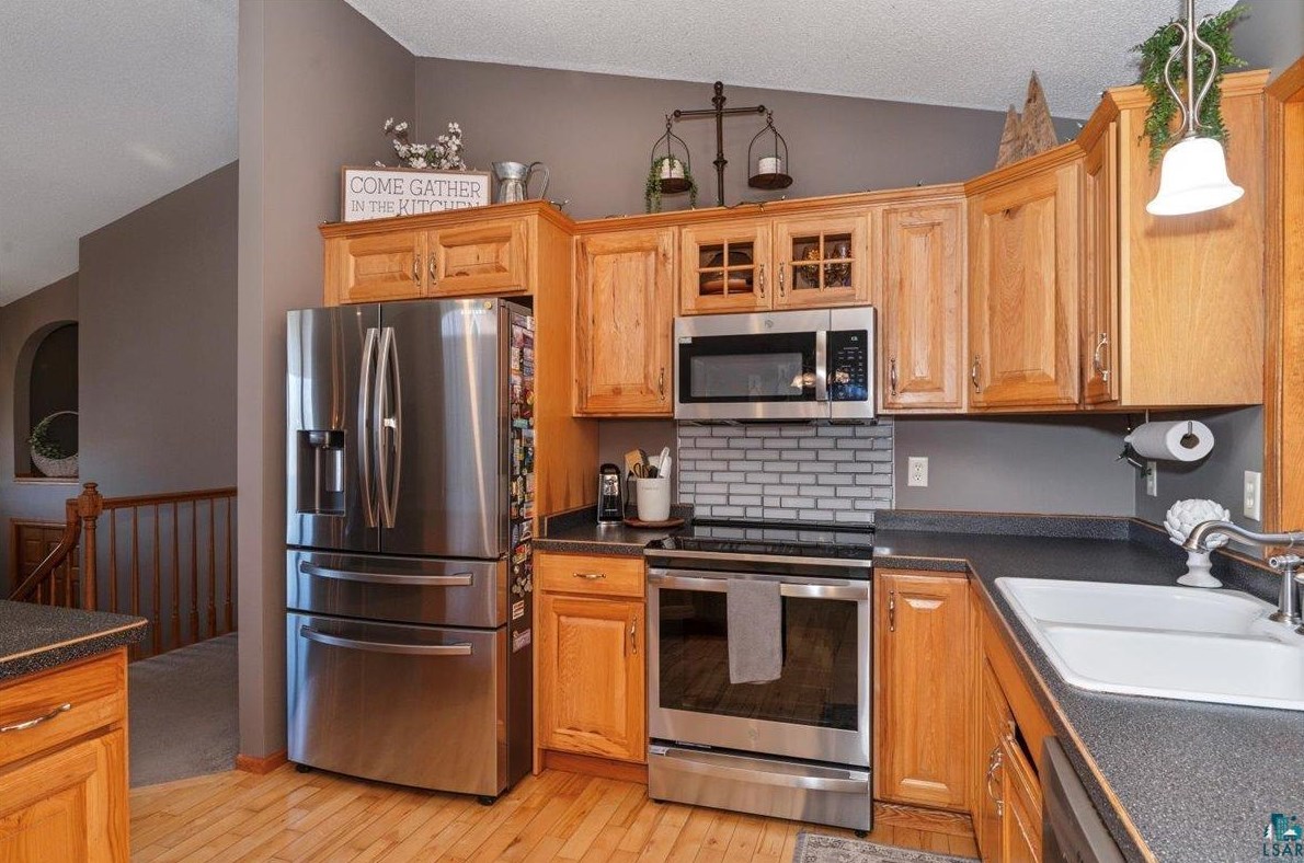 425 Clark Ct, Duluth MN 55811-5001 exterior