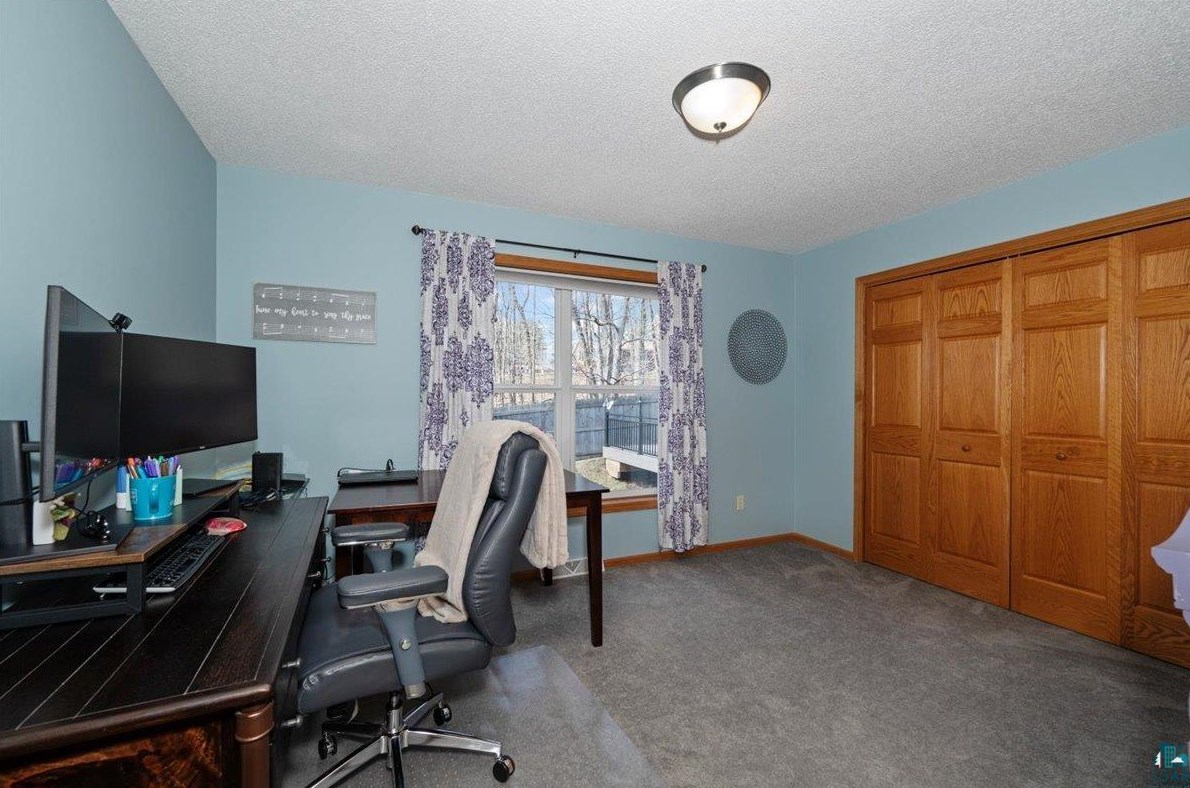 425 Clark Ct, Duluth MN 55811-5001 exterior