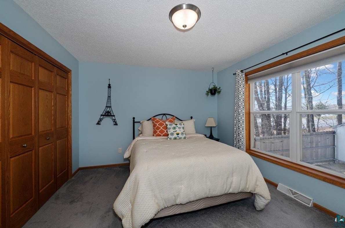 425 Clark Ct, Duluth MN 55811-5001 exterior