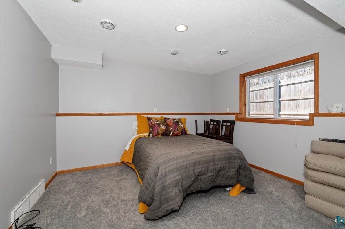 425 Clark Ct, Duluth MN 55811-5001 exterior