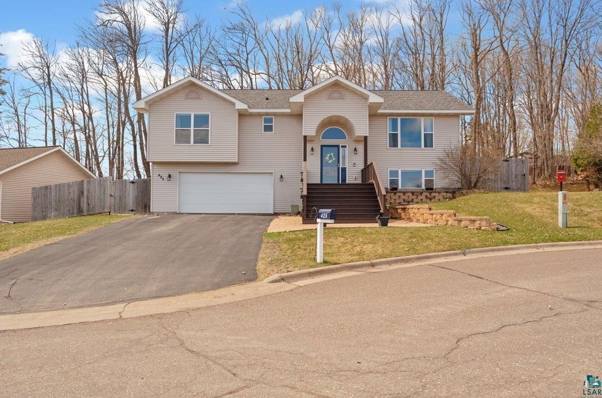 425 Clark Ct, Duluth MN 55811-5001 exterior