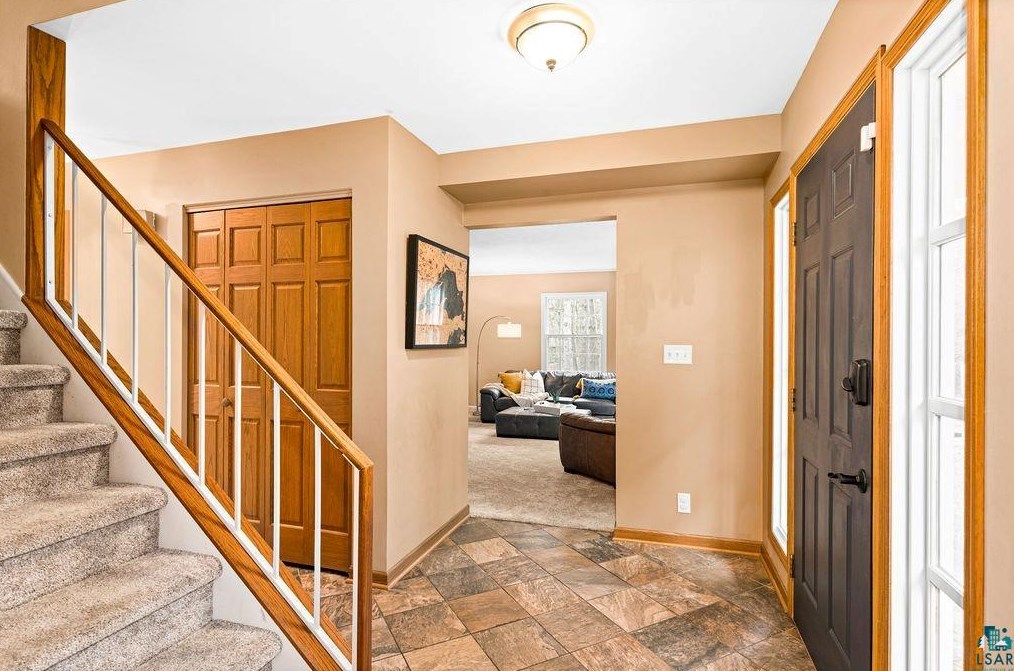 1922 Valhalla Dr, Duluth, MN 55811-2226