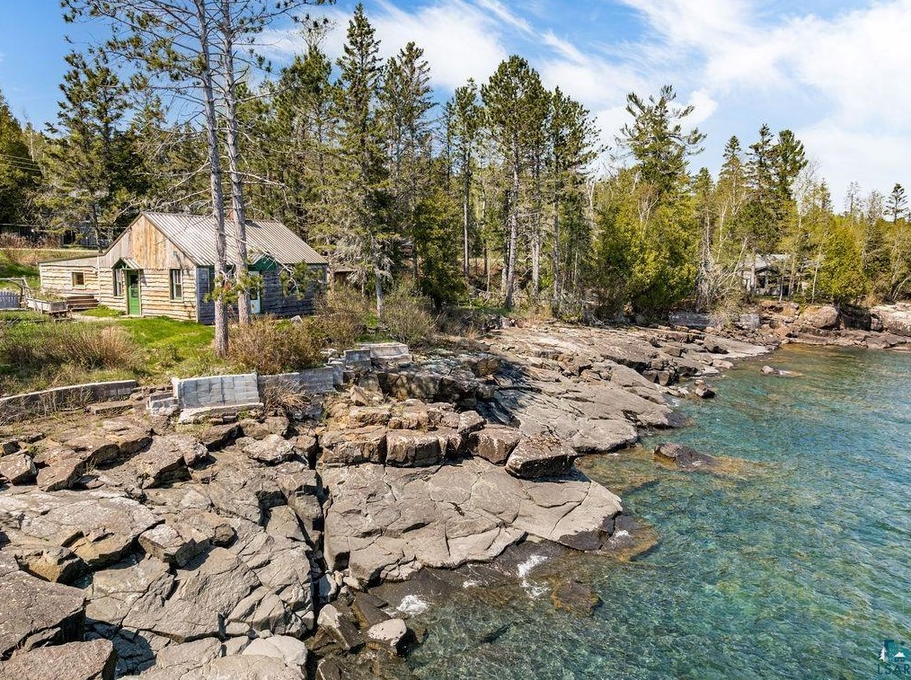 5868 Shr Dr, Duluth MN 55804-9655 exterior