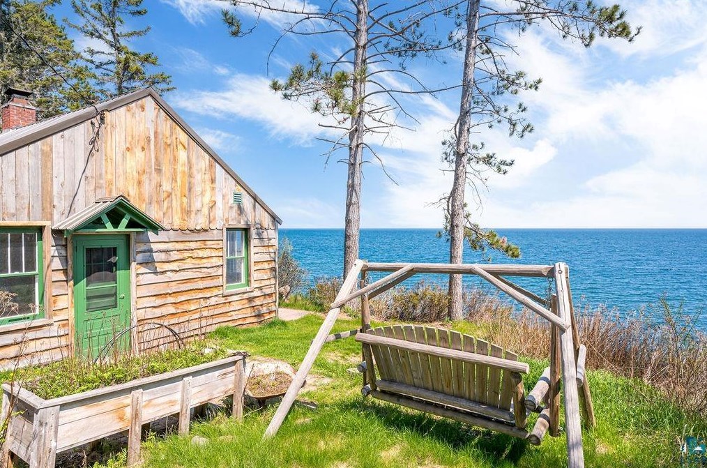 5868 Shr Dr, Duluth MN 55804-9655 exterior