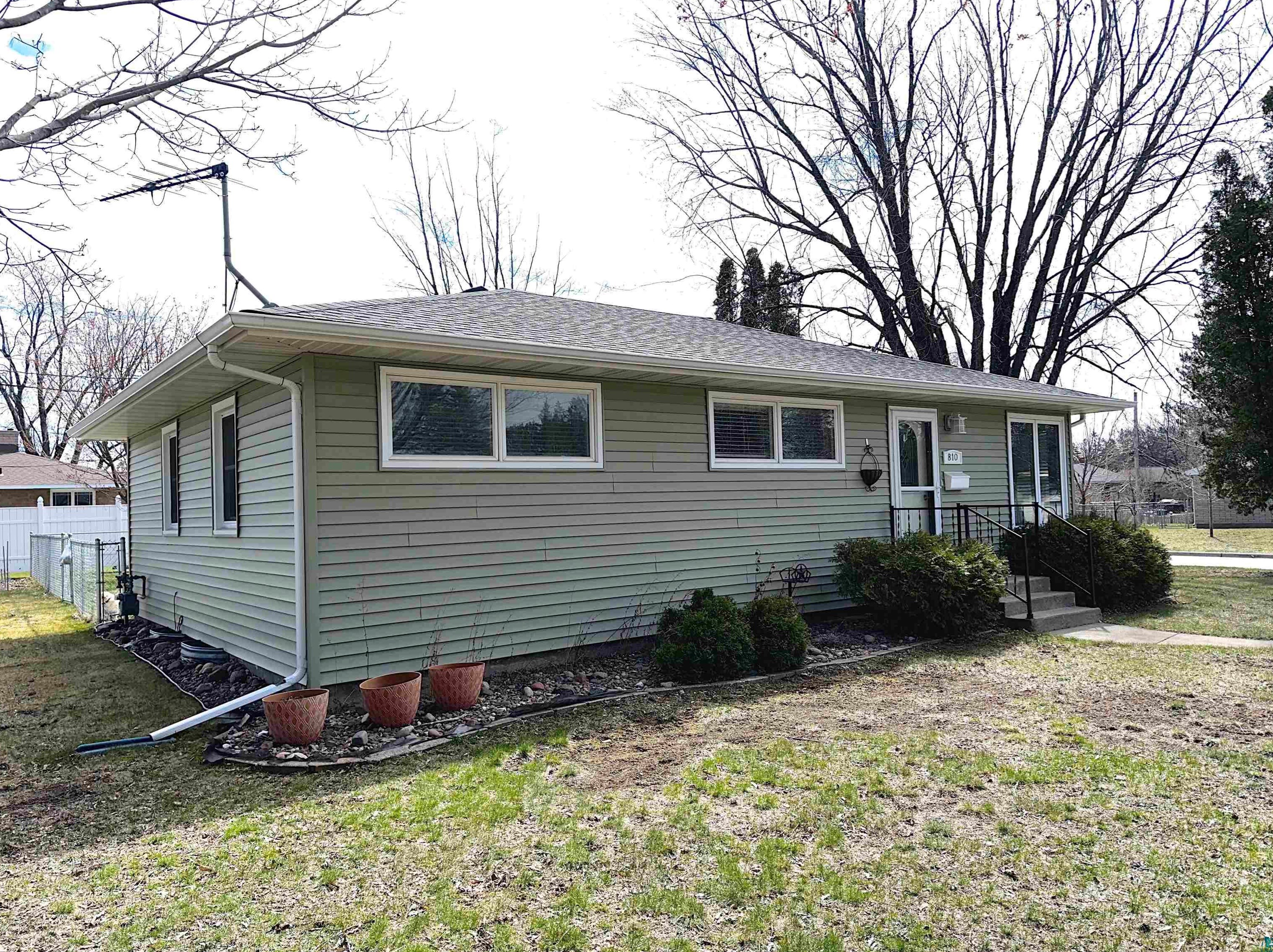 810 8th St, Scanlon, MN 55720
