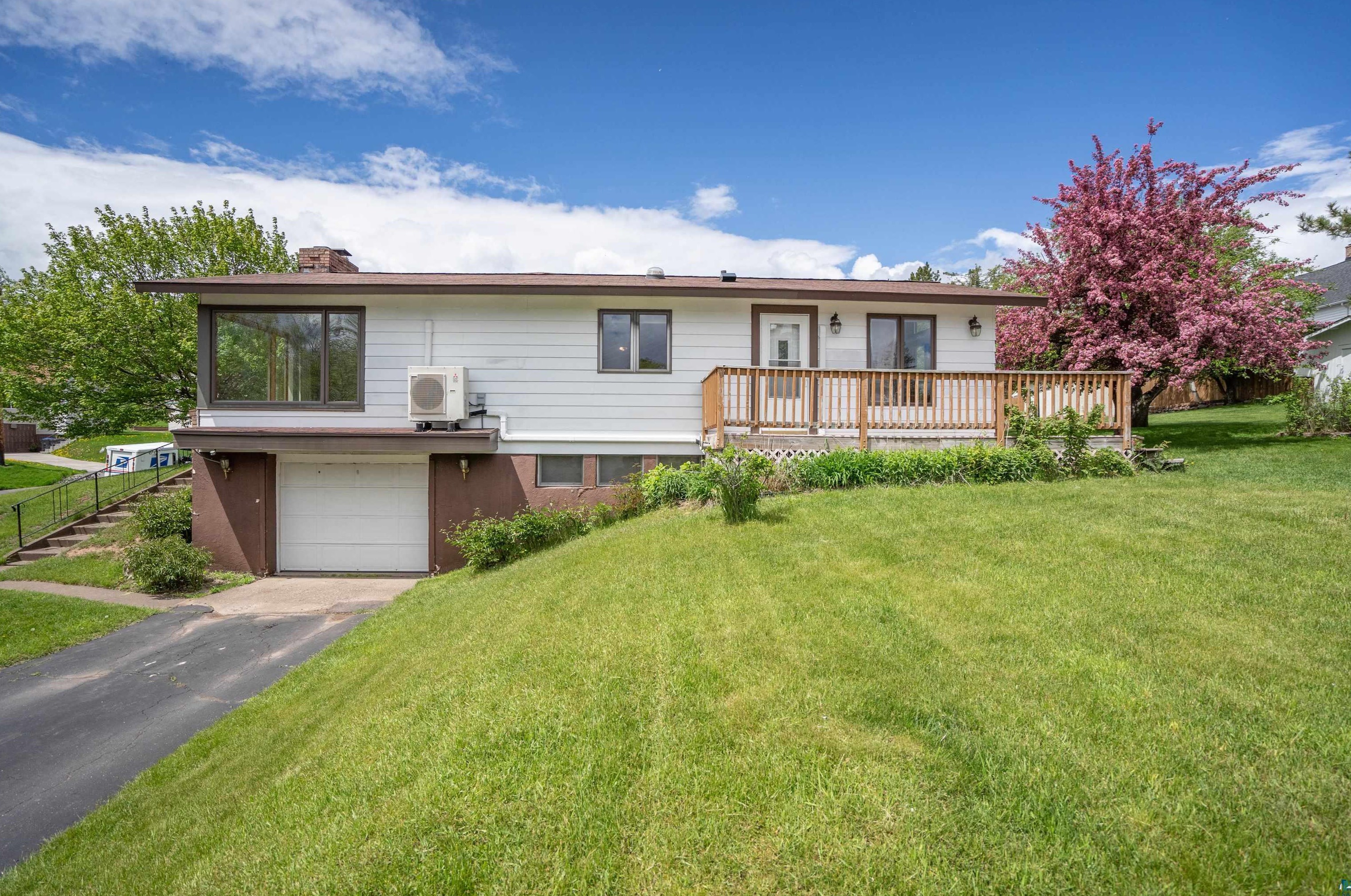2009 Hutchinson Rd, Duluth, MN 55811-5348