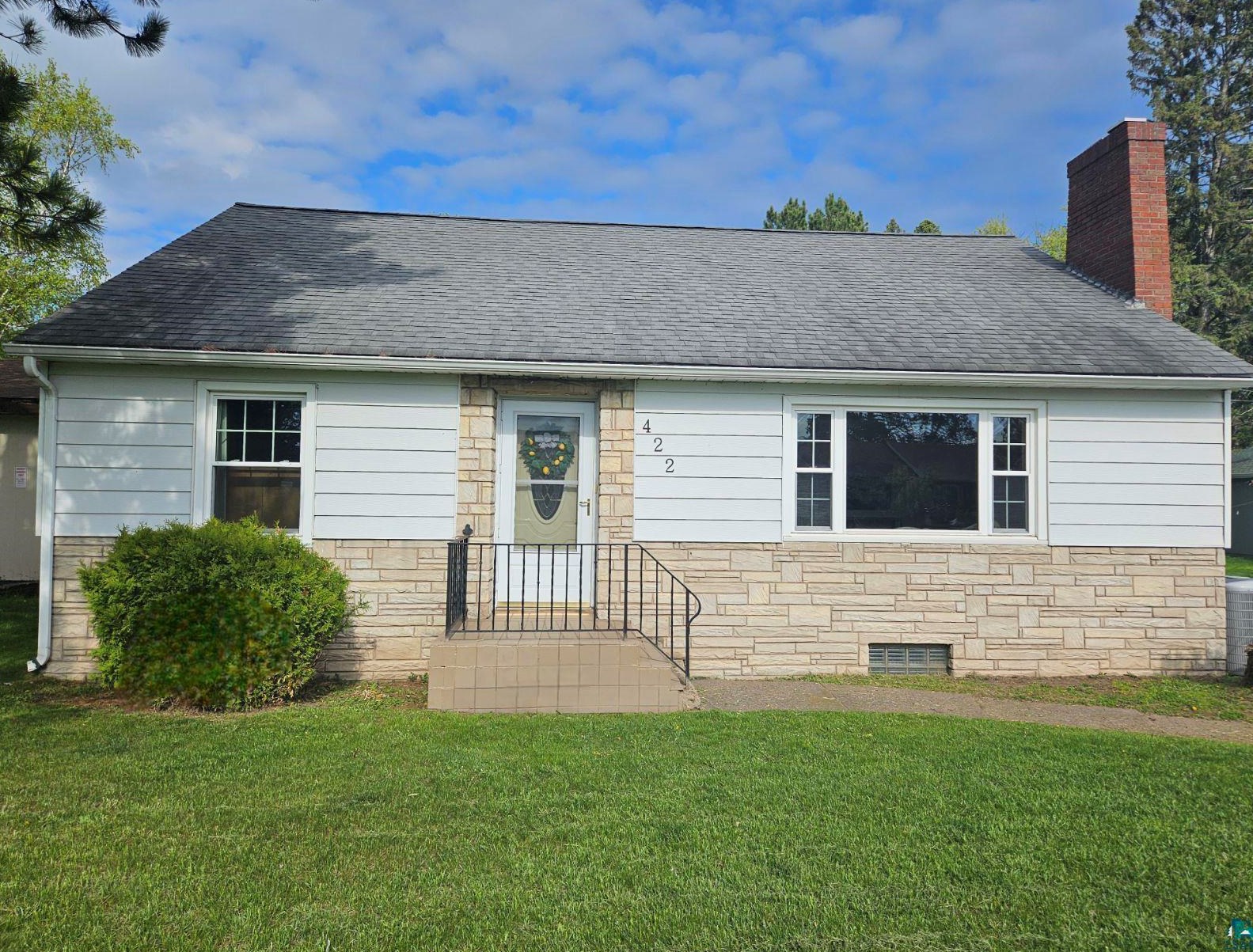 422 20th St, Scanlon, MN 55720-2217