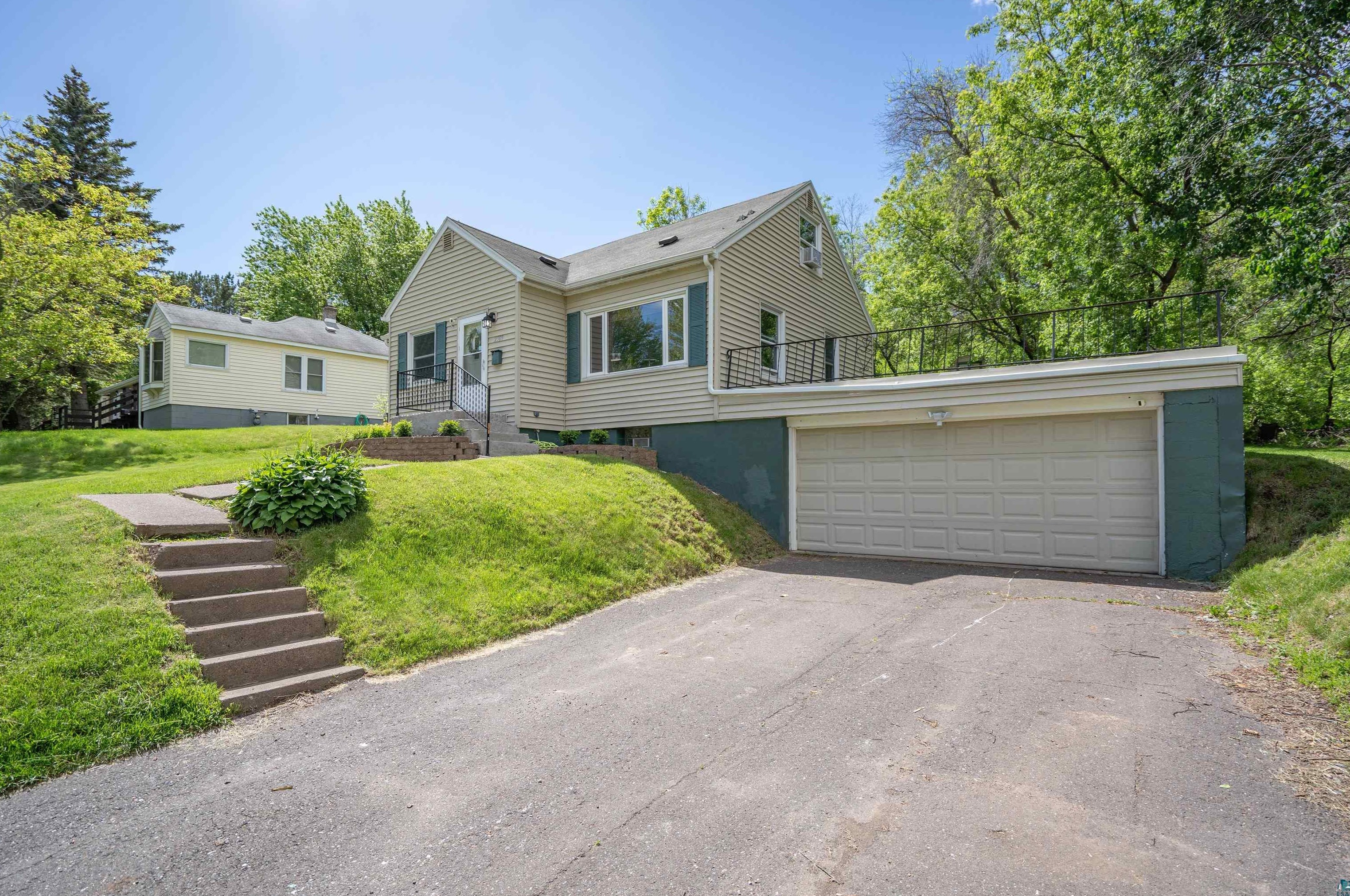 2509 15 St, Duluth MN 55806-1121 exterior