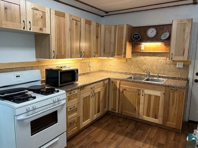 906 Park Ave, Scanlon, MN 55720