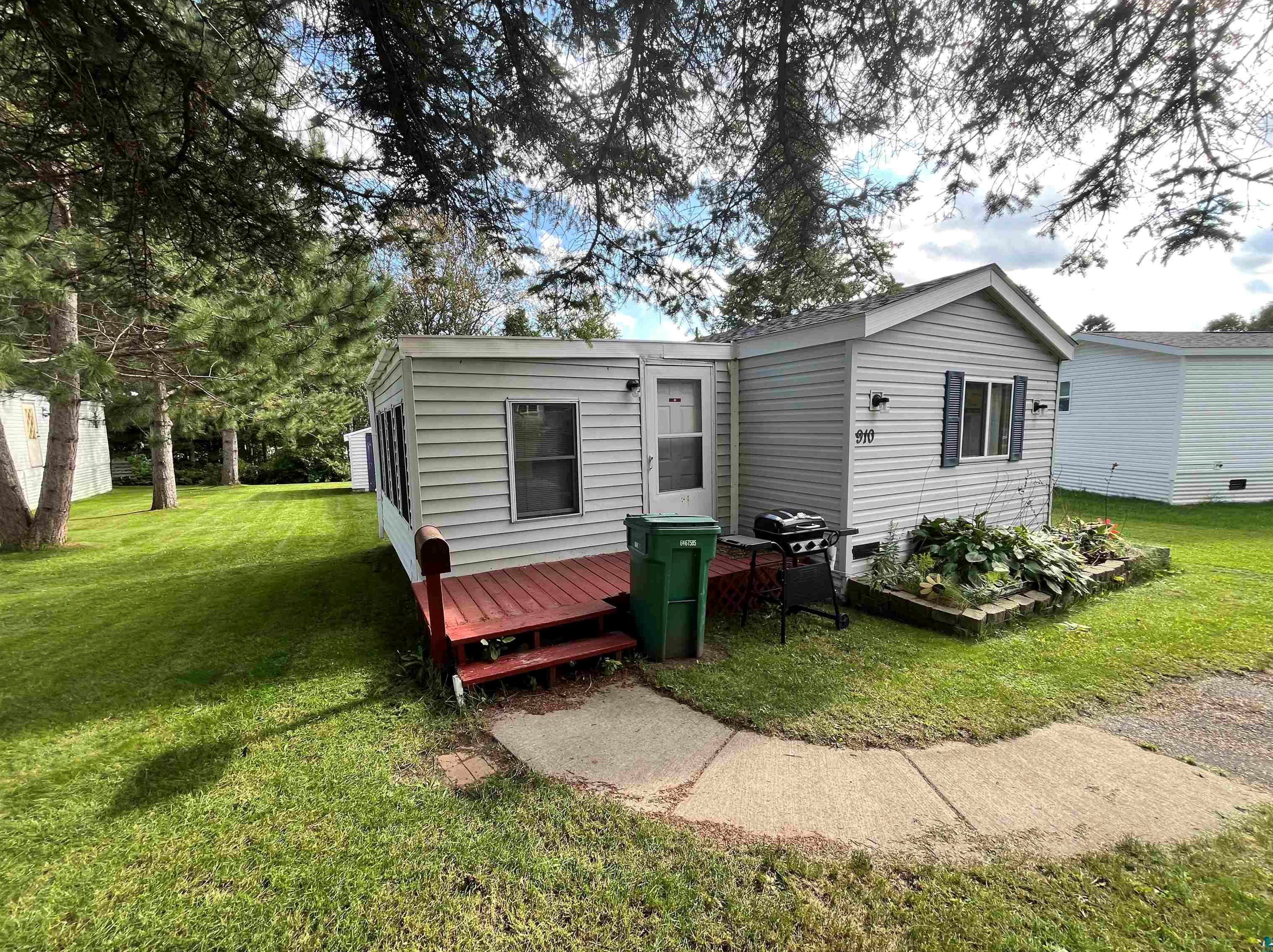 910 W Stowe St, Duluth, MN 55808