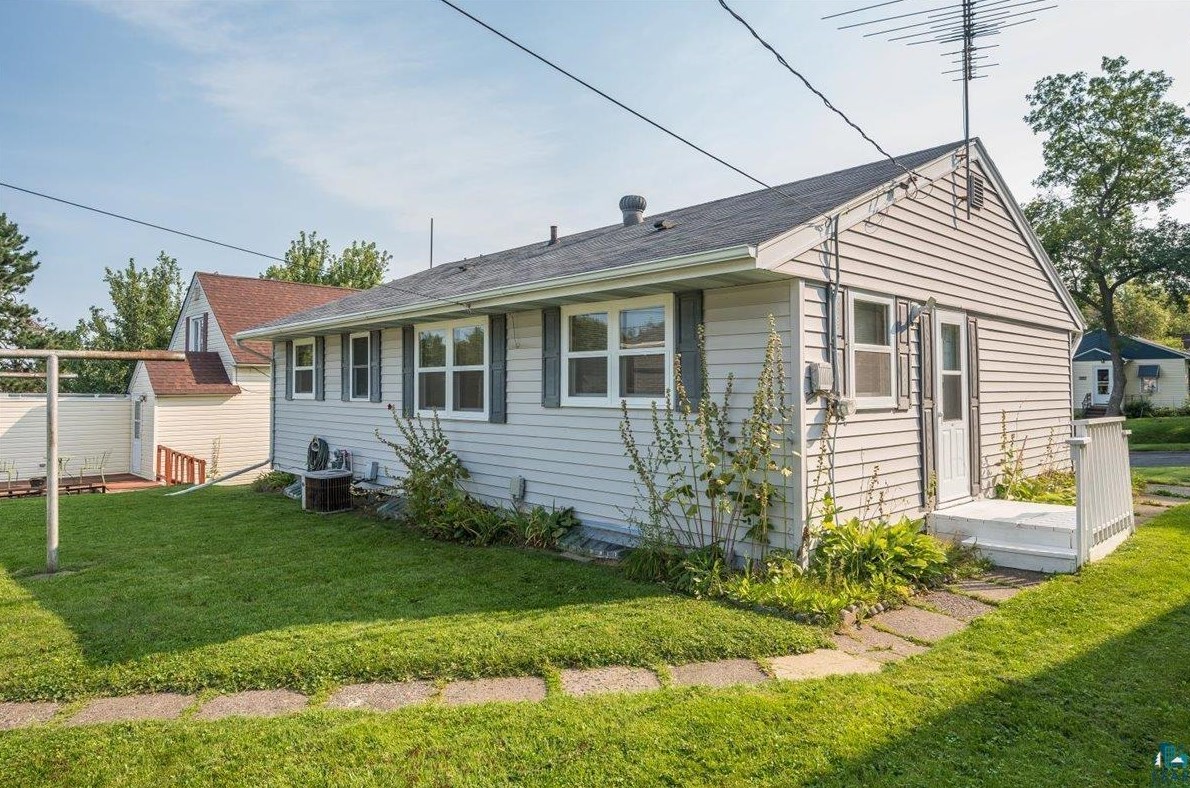 205 17th St, Scanlon, MN 55720