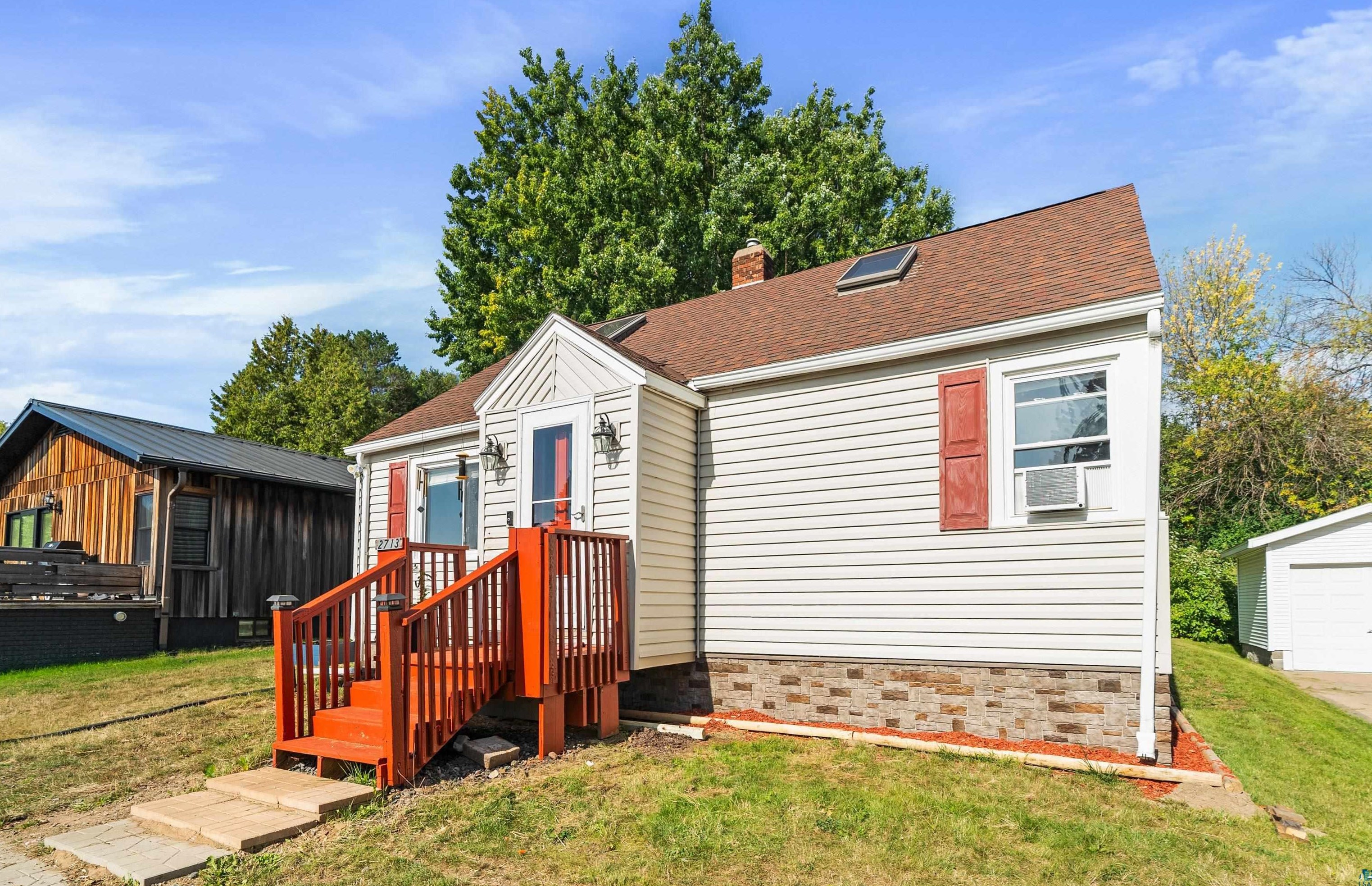 2713 W 15th St, Duluth, MN 55806