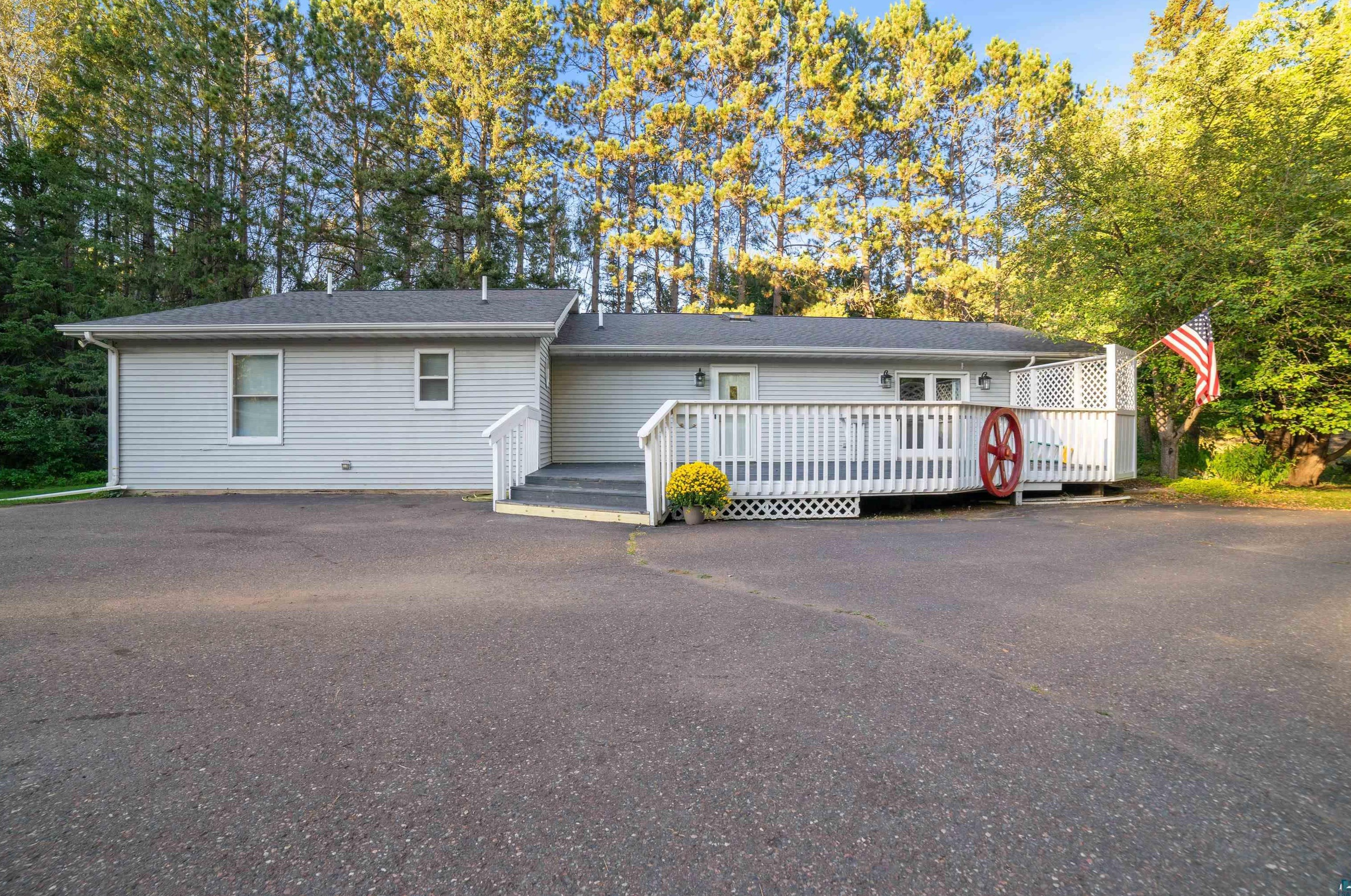 1509 Spring Lake Rd, Scanlon, MN 55720