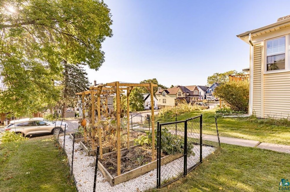 2411 6 St, Duluth MN 55810-2240 exterior