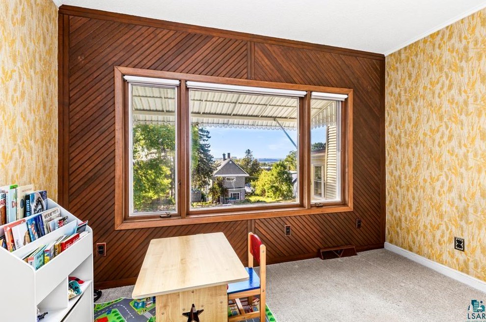 2411 6 St, Duluth MN 55810-2240 exterior