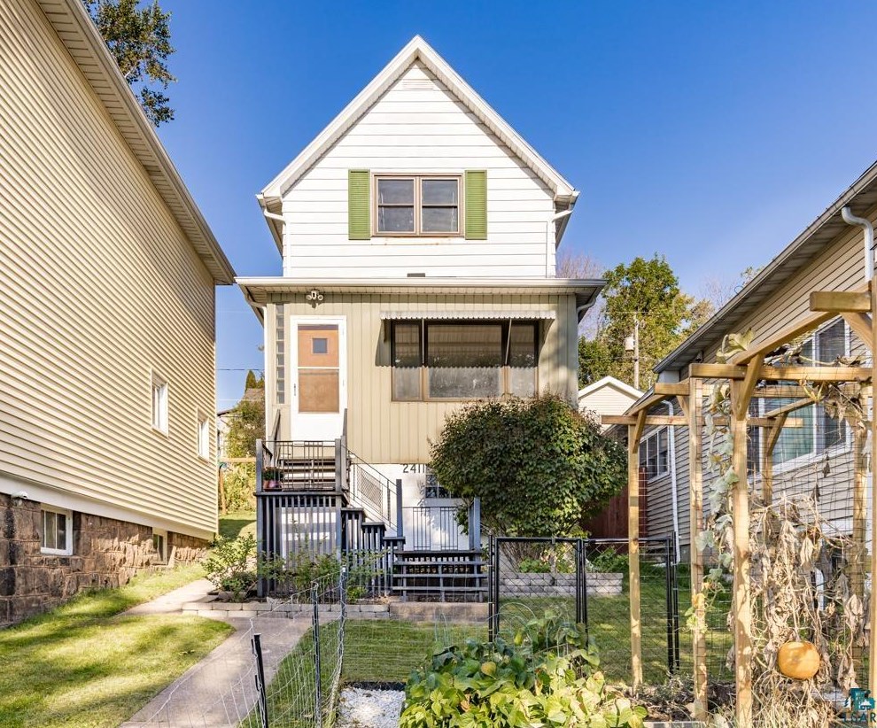 2411 W 6th St, Duluth, MN 55806