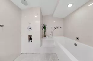 321 E 48th St, New York City, NY 10017 - Photo 8