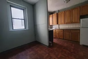 21-68 35th St, New York City, NY 11105 - Photo 2