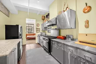 335 W 38th St, New York City, NY 10018 - Photo 4