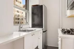 333 E 43rd St, New York City, NY 10017 - Photo 4