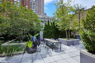 310 W 52nd St, New York City, NY 10019 - Photo 8