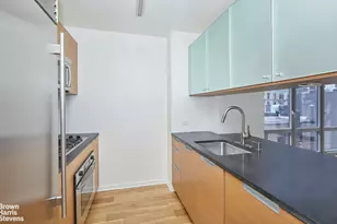 310 W 52nd St, New York City, NY 10019 - Photo 6