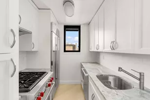 330 E 38th St, New York City, NY 10016 - Photo 12