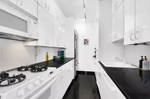 303 E 43rd St, New York City, NY 10017 - Photo 10