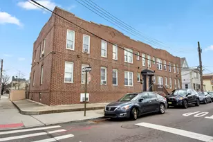 95-07 Cresskill Pl, New York City, NY 11435 - Photo 12