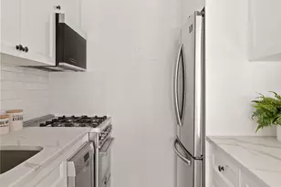 201 W 21st St, New York, NY 10011 - Photo 4