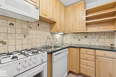 32 Gramercy Park S #5J, New York City, NY 10003 - Photo 6