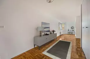 300 E 40th St, New York City, NY 10016 - Photo 2