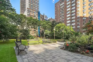 345 W 58th St, New York City, NY 10019 - Photo 14