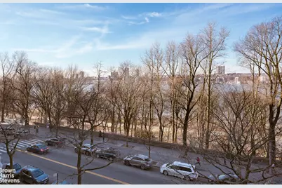 140 Riverside Drive #5K, New York City, NY 10024 - Photo 2