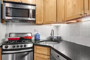 333 E 46th St, New York City, NY 10017 - Photo 4