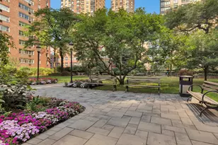 345 W 58th St, New York City, NY 10019 - Photo 16