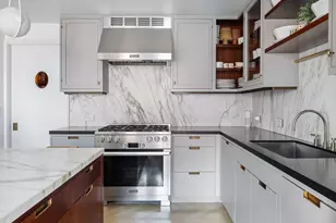 275 W 10th St, New York, NY 10014 - Photo 8